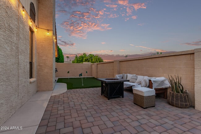 Building Photo - 2555 N Tamarisk St