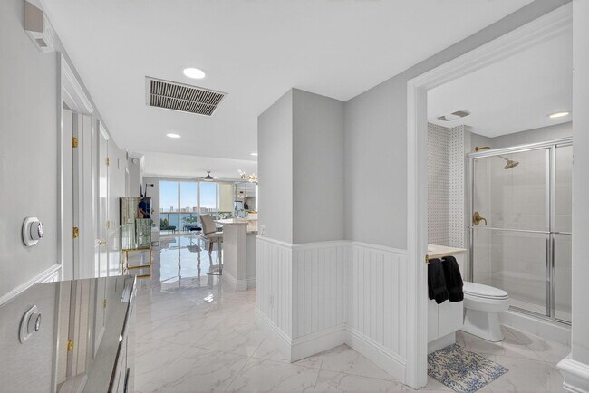 Building Photo - 2650 Lake Shore Dr