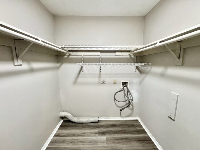 Building Photo - 1208 Schaub Dr