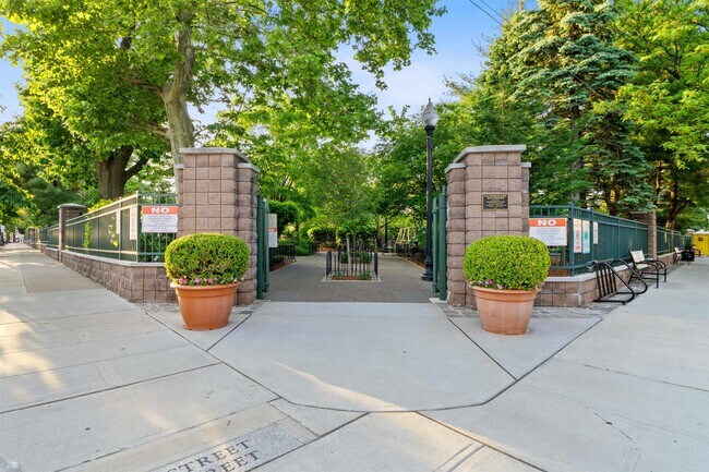 Building Photo - 313 23rd St