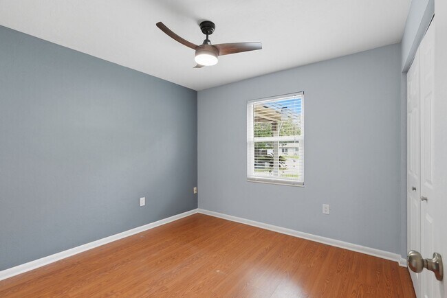 Building Photo - Roomy 3 bedroom 2 bath with great fenced yard