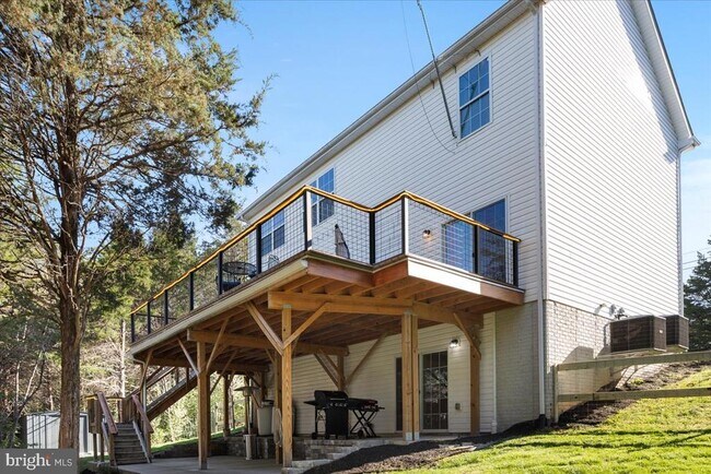 Building Photo - 321 Whispering Echos Dr