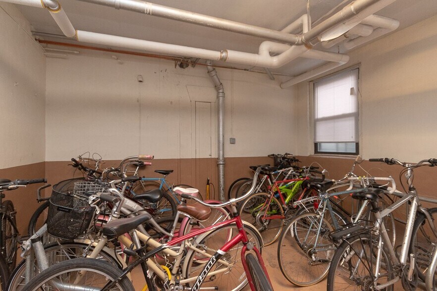 Building Photo - 4640 N Paulina St