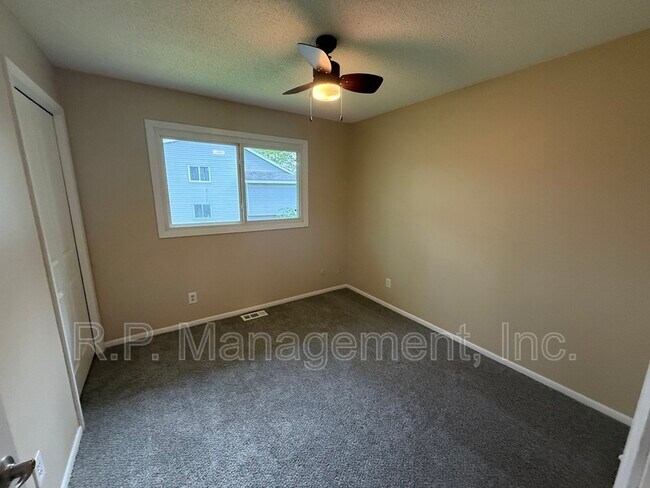 Building Photo - 555 Lake Cove Ct