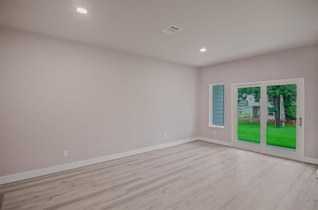 Building Photo - 12310 Glenview Dr