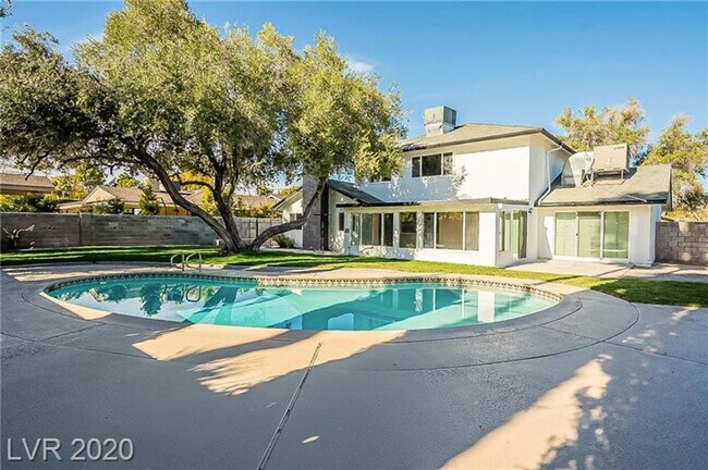 Building Photo - Amazing pool home is great location!!