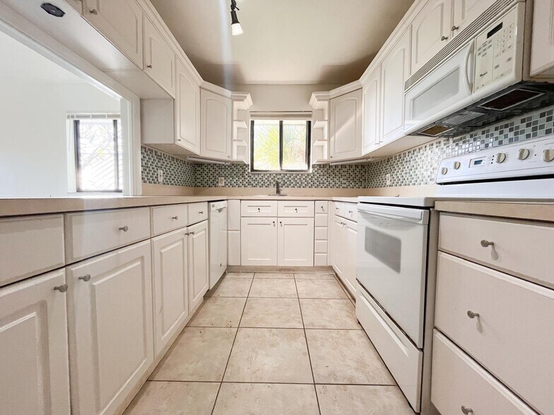 Building Photo - 125 S Palmway