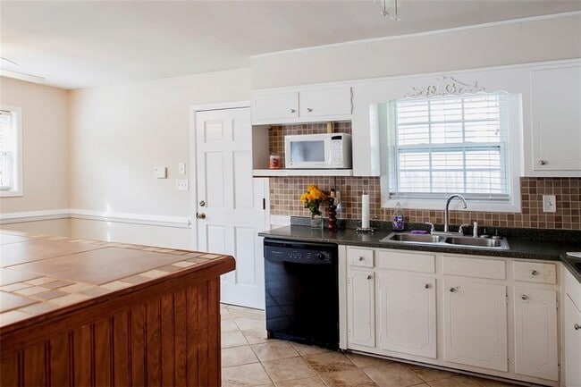 Building Photo - 1620 Flat Shoals Rd SE