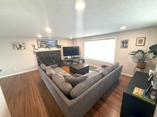 Building Photo - Stunning 4 BR / 3 BA West Beaverton Home with Private Oasis & Sport Court!