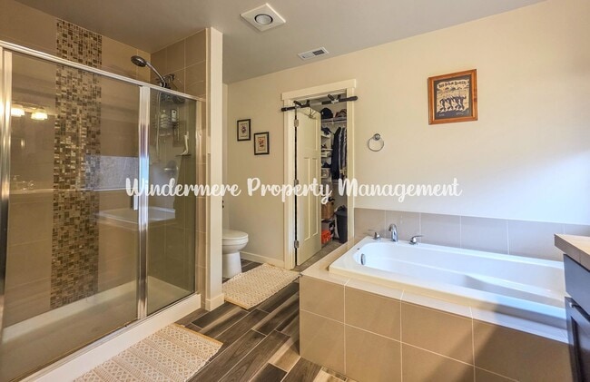 Building Photo - Gorgeous, Spacious 4 bed Home, CK Schools, LARGE fully fenced yard - A/C, close to trails and more!