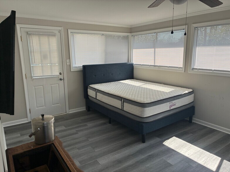 Building Photo - Room in House on Formosa Ave