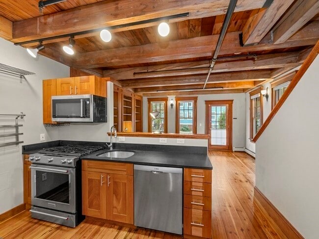 Building Photo - 253 River St