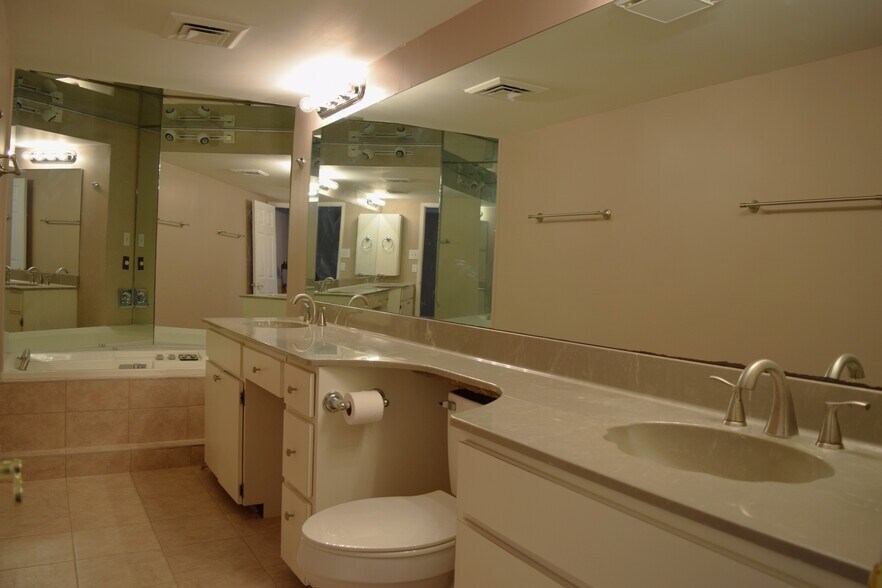 Building Photo - 8526 Madrid Ct