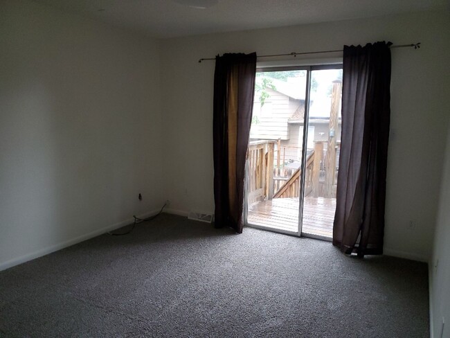 Building Photo - STUDENTS WELCOME! 4 Bed 2 Bath Single Fami...