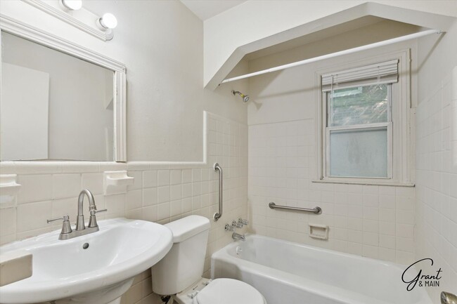 Building Photo - $1250 3 bedroom bungalow