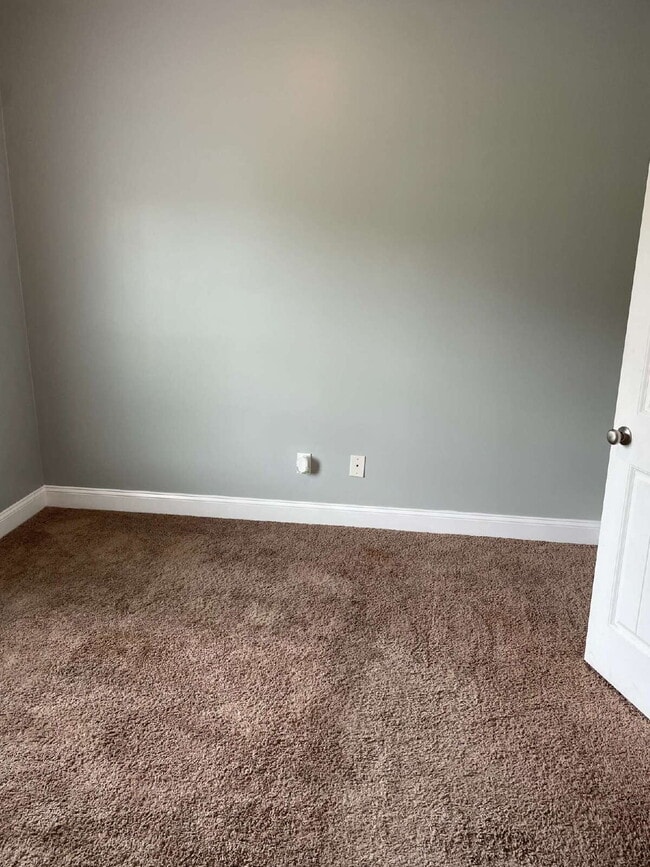 Building Photo - Pet Friendly Three Bedroom Two Full Bathro...