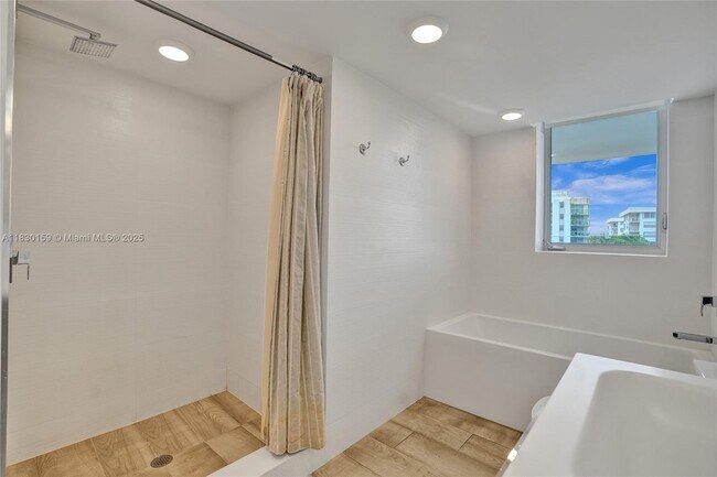 Building Photo - 9261 E Bay Harbor Dr