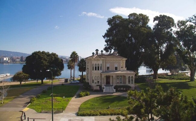 Building Photo - Beautiful Condo In Front of Lake Merritt!