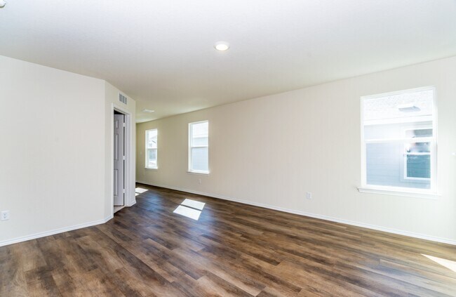 Building Photo - 5911 Rolling Gln