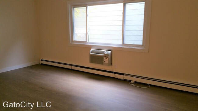 Building Photo - 1535 N Van Buren St