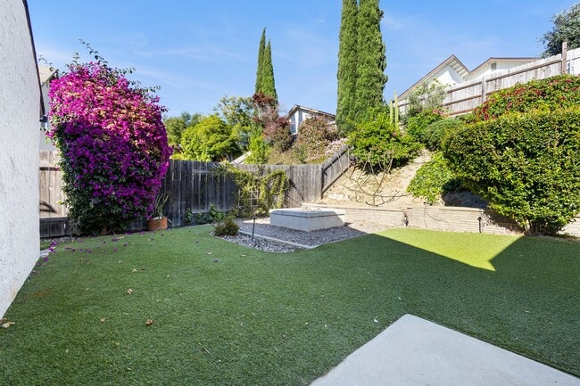 Building Photo - 3 Bedroom 2 Bathroom home available DECEMB...