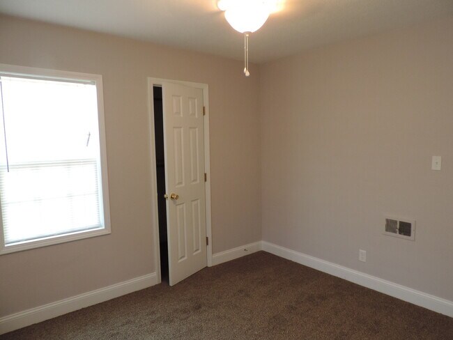 Building Photo - Cute Little Home