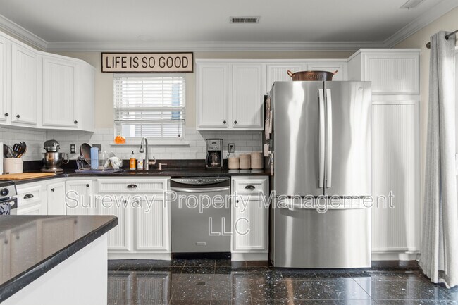 Building Photo - 221 Lookout Pl