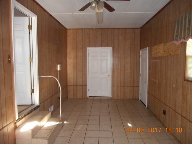Building Photo - 2115 Flipper St