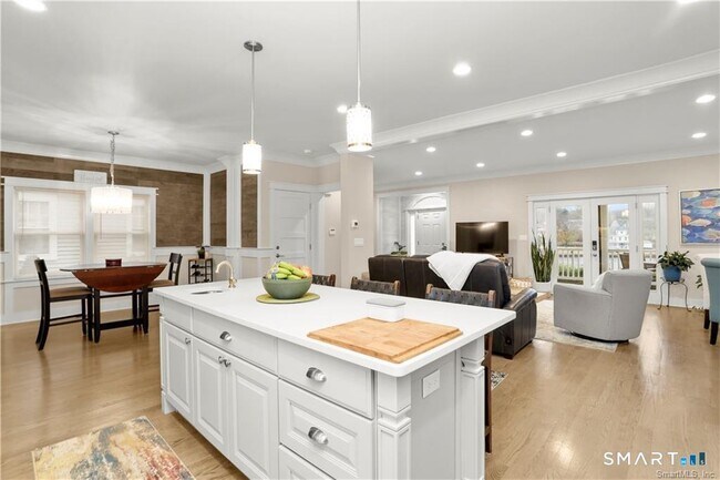 Building Photo - 69 Weed Ave