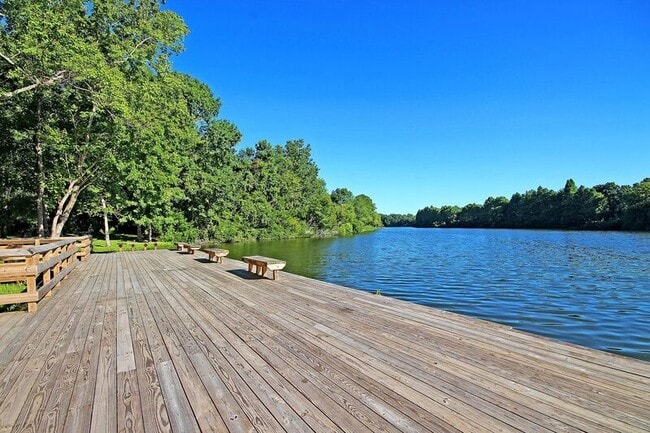 Building Photo - 121 Sully St