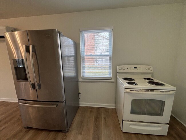 Building Photo - Newly renovated!