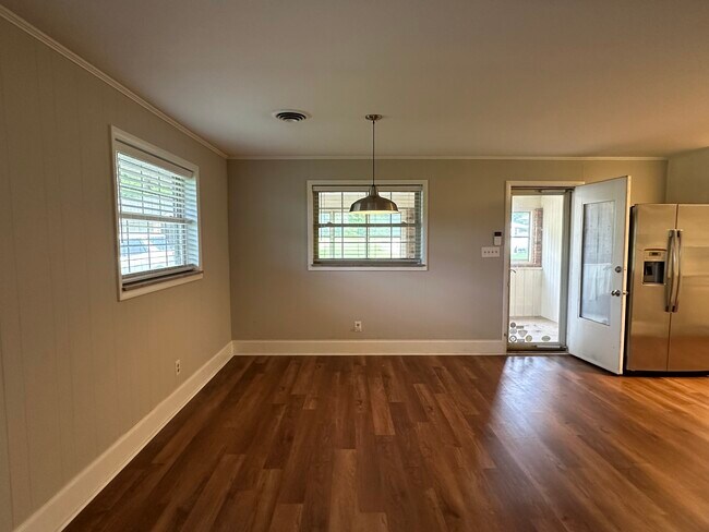 Building Photo - 1600 Plumcrest Dr