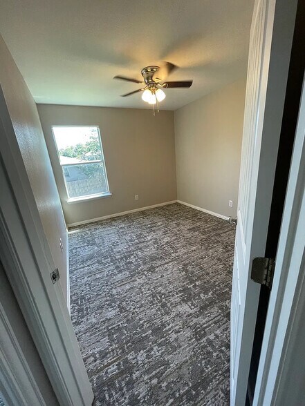 Building Photo - Room in Duplex on Arbor Ave