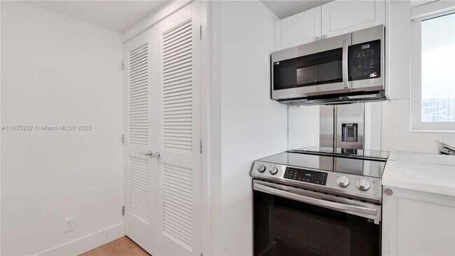 Building Photo - 555 NE 34th St