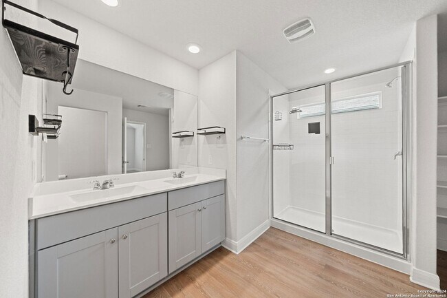 Building Photo - 1080 Amble Oak