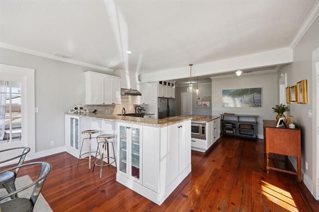 Building Photo - 704 Williams St