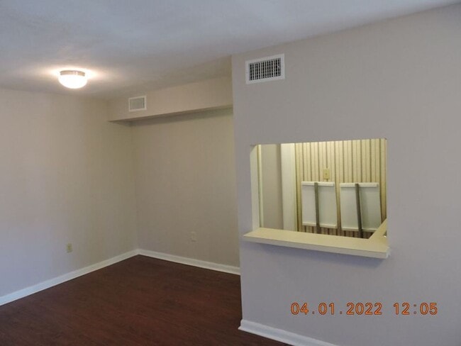 Building Photo - Great Condo Close to Southgates of  LSU