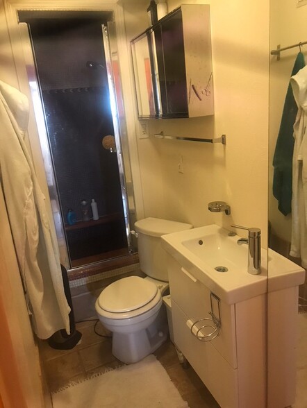 full bathroom - 1815 40th Ave