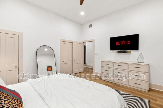 Building Photo - 110 E Craig Pl