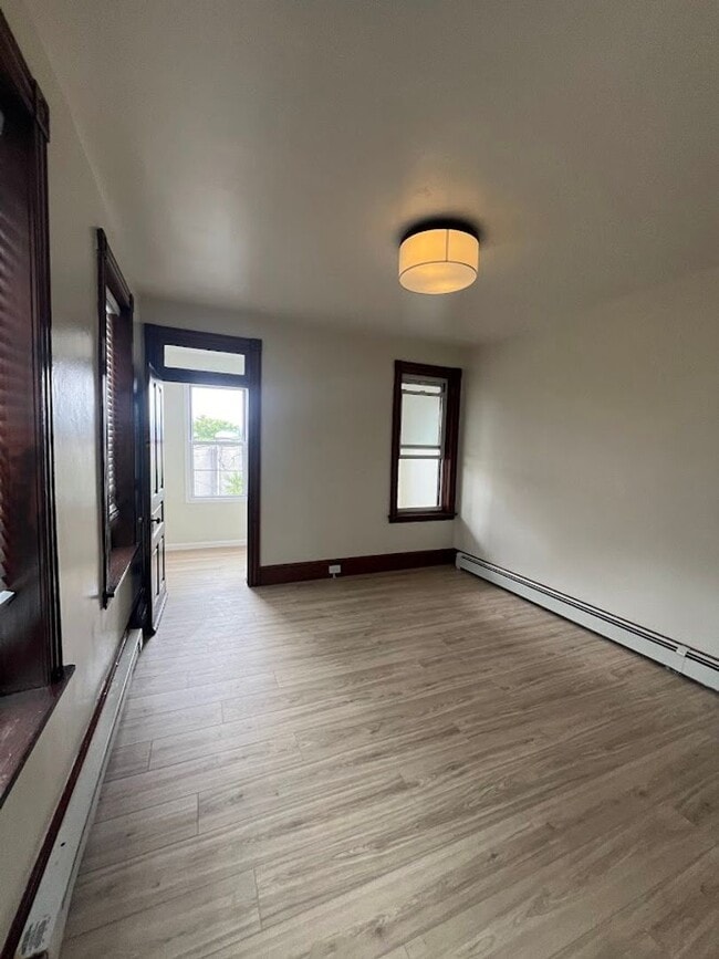 Building Photo - 5 Bed 2.5 Bath Single-Family Home