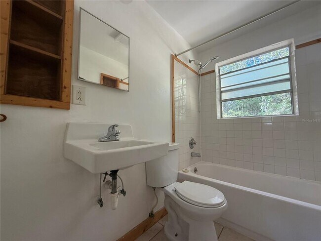 Building Photo - 1403 SE 1st St