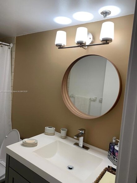 Building Photo - 251 Crandon Blvd