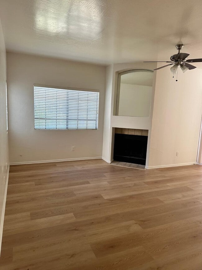 Building Photo - 930 N Mesa Dr