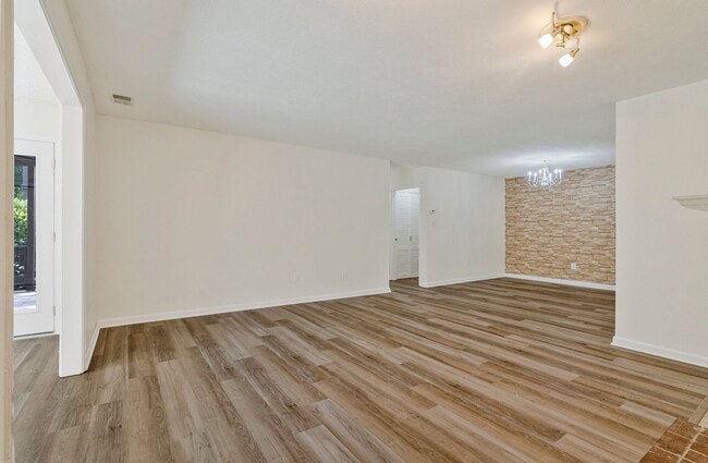 Building Photo - Bright & Cheery 2 BR 2 Bath Unit Available...