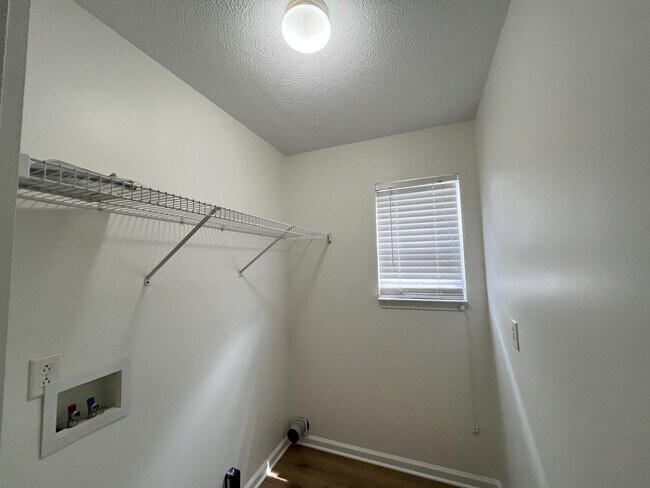 Building Photo - FRESHLY UPDATED RENTAL W/ FIREPLACE & FENC...