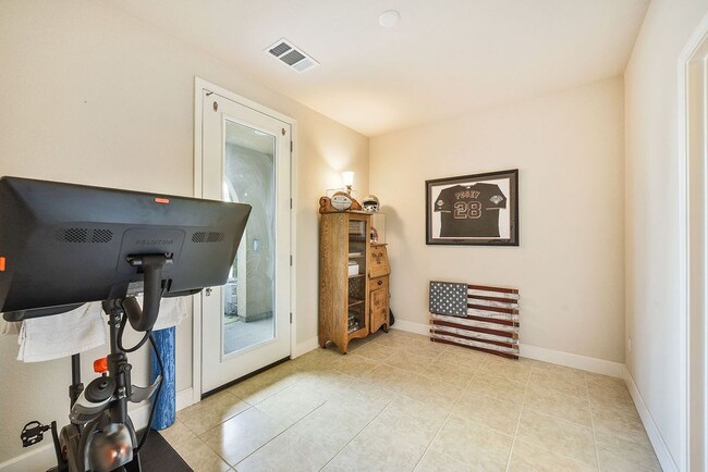 Building Photo - UPDATED LARGE 1600 sq/ft 3BR/3.5BA Central...