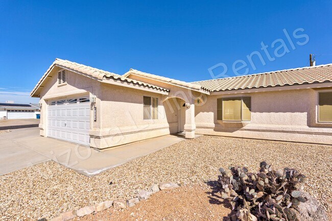 Building Photo - SOUTHSIDE HOME WITH LARGE FENCED BACKYARD