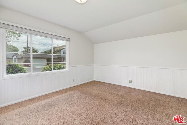 Building Photo - 4221 W Toluca Lake Ln