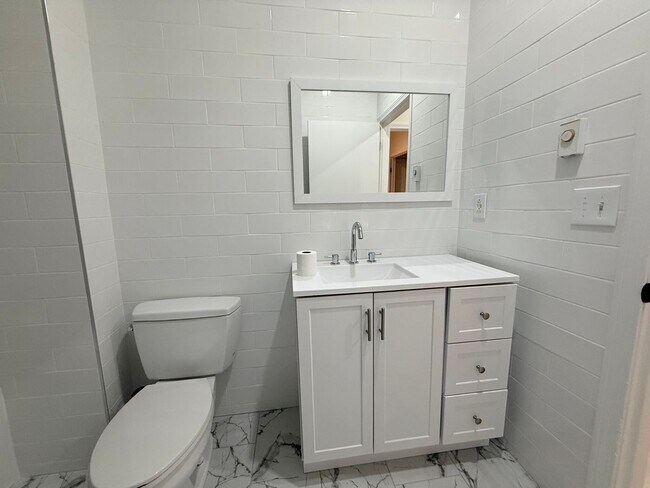 Building Photo - MISSION HILL 3 BED!!!!