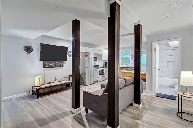 Building Photo - 2418 Bollingbrook Dr SW